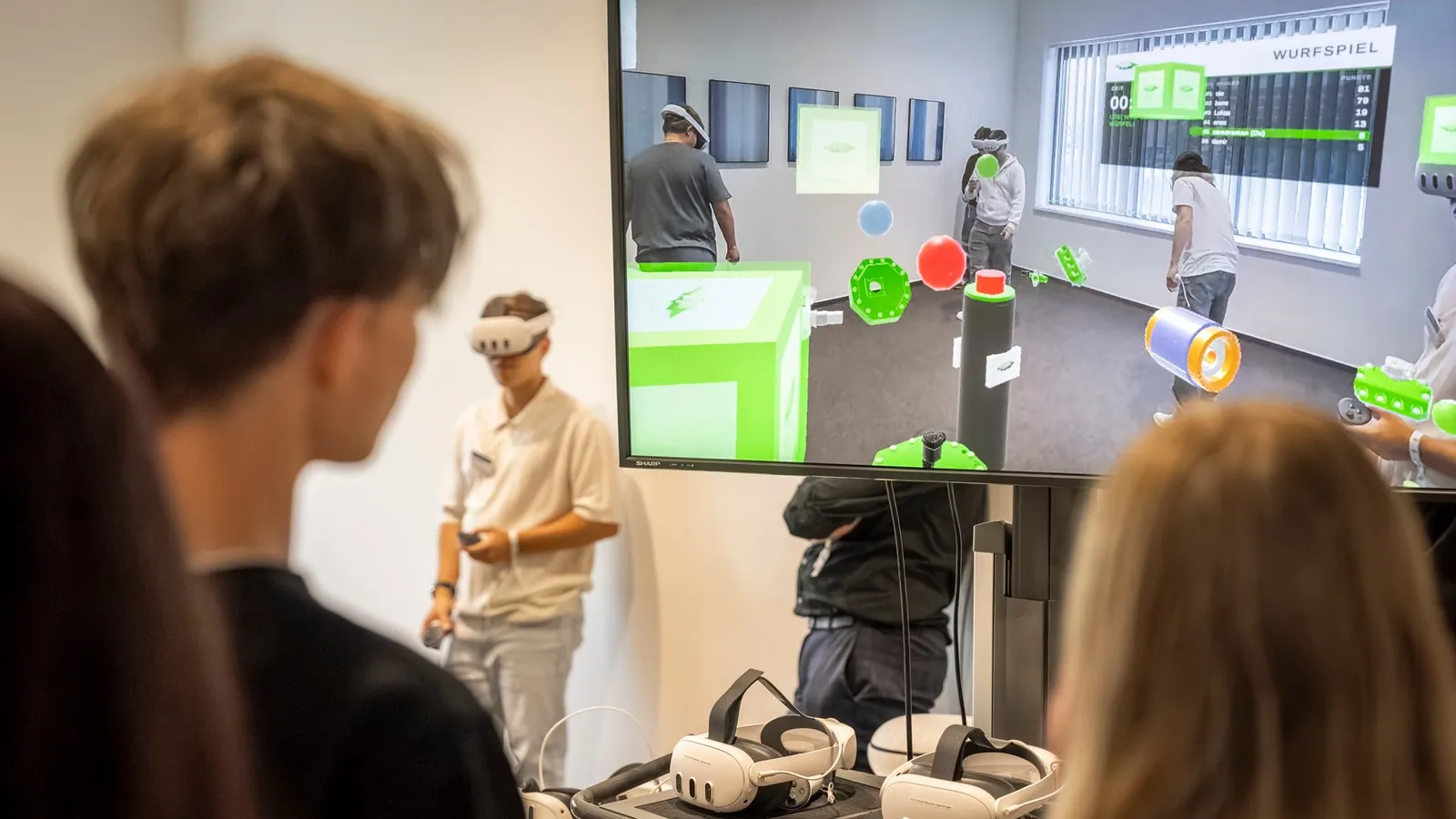 Besucher probieren sich an Technik